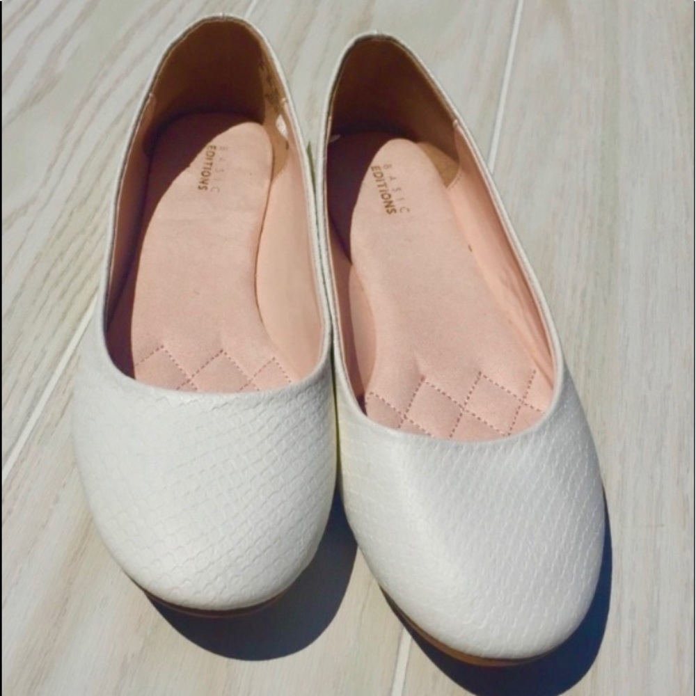 Basic Editions Women’s white faux snakeskin flats